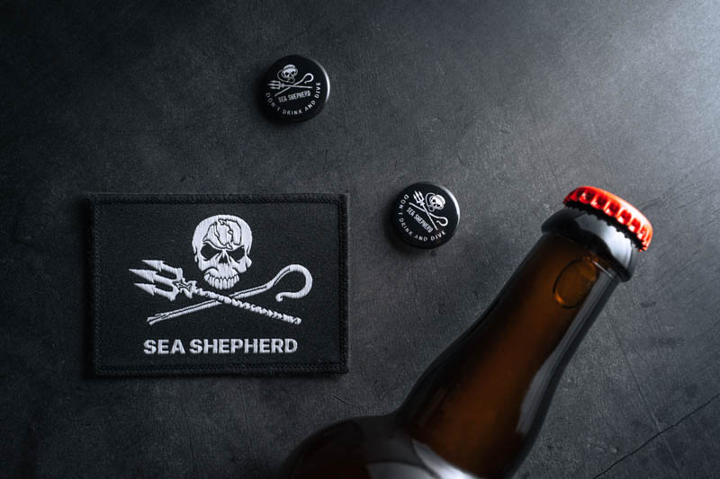 Goulot de bouteille de bière Sea Shepherd Hazy Shark IPA, patch avec logo et deux pins Sea Shepherd Don't drink and dive