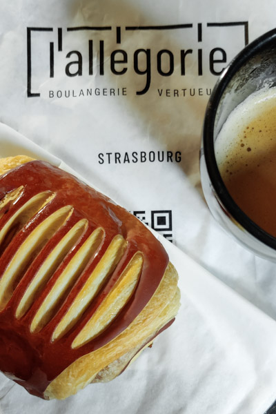 Pain au chocolat bicolore sur sac en papier de la boulangerie l'Allégorie à Strasbourg