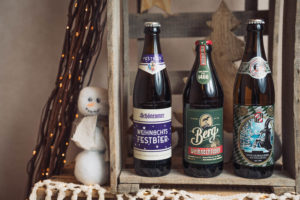 Trois bouteilles de bière de Noël dans un décor de Noël