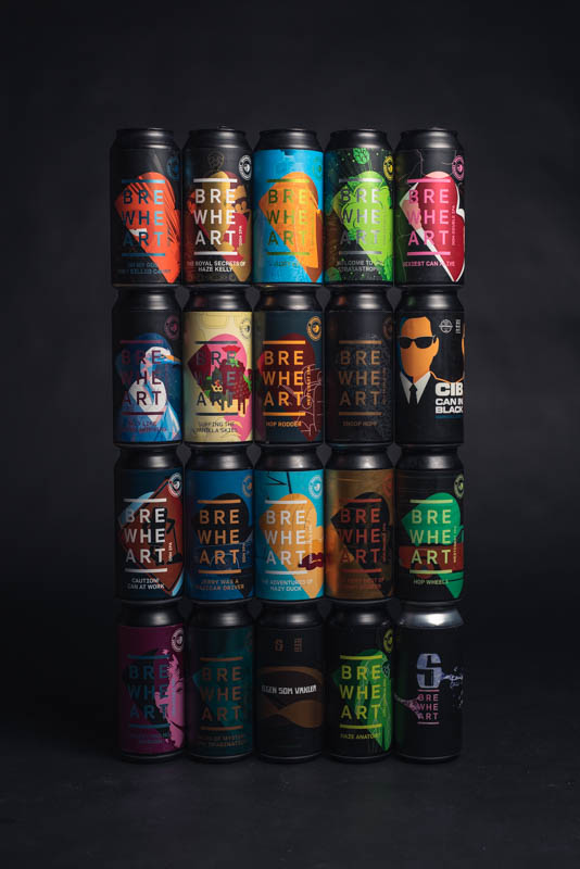 20 canettes de bière artisanale BrewHeart empilées