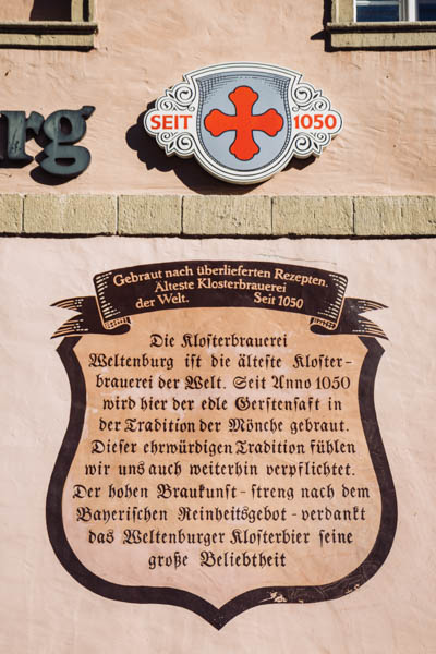 Peinture sur la brasserie Weltenburger Klosterbrauerei indiquant que l'abbaye brasse depuis 1050. Photo prise lors d'une randobière à Weltenburg