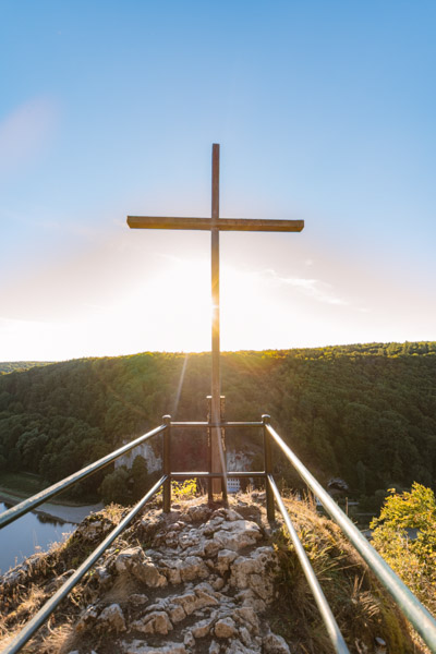 Wieserkreutz : photo d'une croix surplombant le Danube lors d'une Randobière à Weltenburg