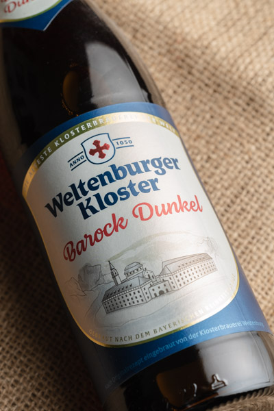Gros plan sur l'étiquette d'une bouteille de bière Barock Dunkel du Weltenburger Kloster