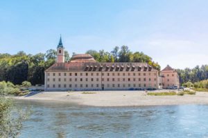 Kloster Weltenburg, vue de face avec le Danube au premier plan