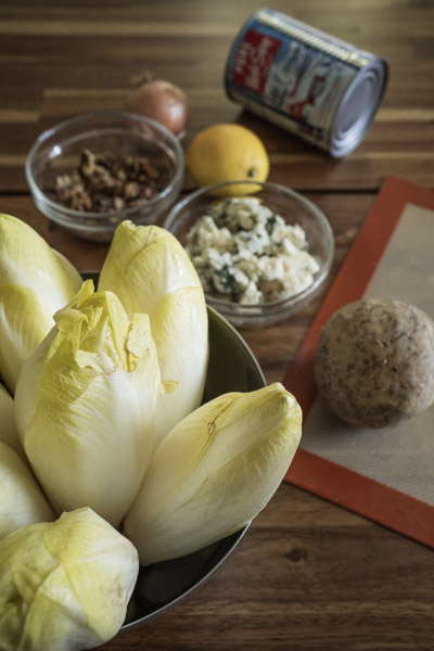 Ingrédients pour une tarte tatin endives roquefort noix (endives, roquefort, noix, pâte brisée, oignon, citron, sirop d'érable)