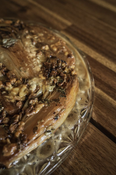 Tarte tatin endives roquefort noix à la sortie du four