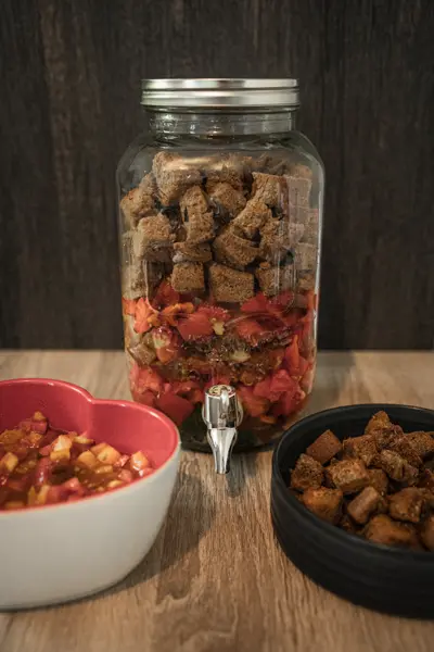 Tous les ingrédients utiles pour un gaspacho andalou, prêts à être mixés : tomates, poivrons, pain, épices, huile d'olive, vinaigre